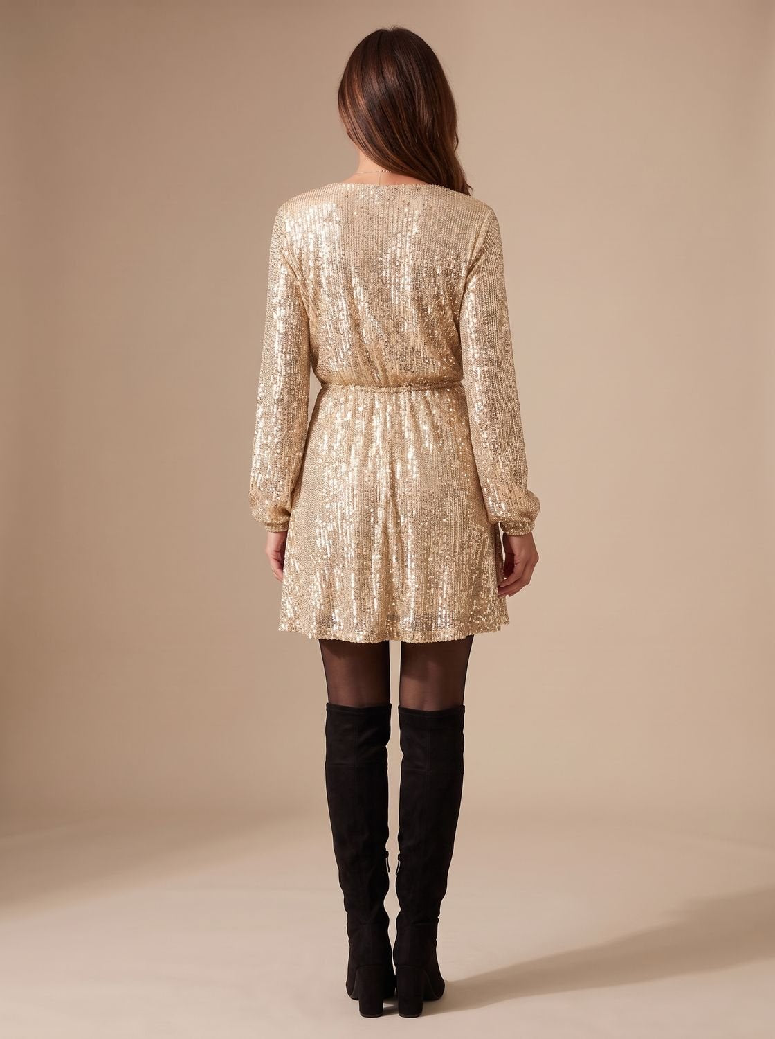 Damen-Minikleid in Wickeloptik mit goldenen Pailletten und langen Ärmeln für die Weihnachtsfeier