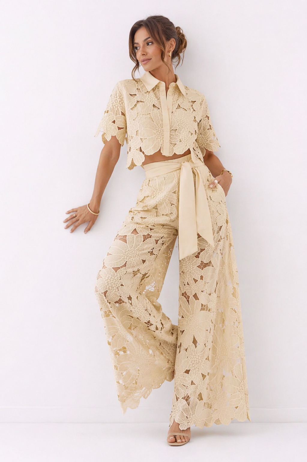 Damen-Sommerset aus Bluse und Hose mit weitem Bein und elegantem Muster