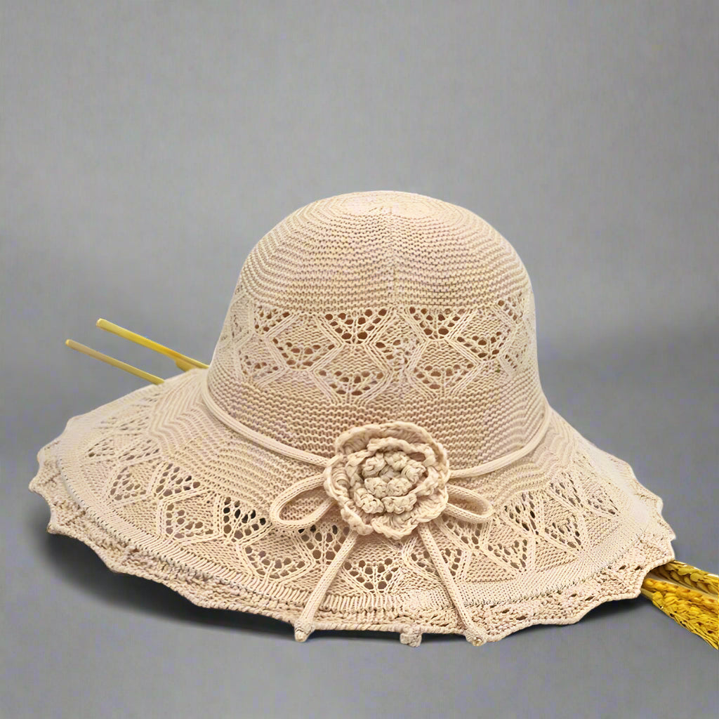 Damen-Sonnenhut mit breiter Krempe und Häkeldetails