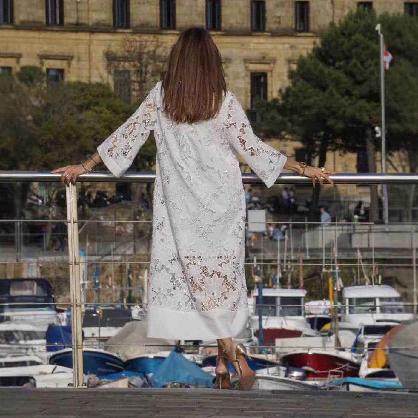 Damen-Spitzenkleid in Midilänge mit V-Ausschnitt
