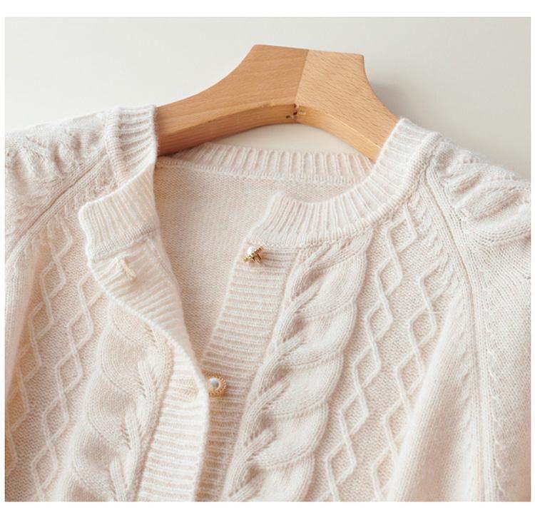 Damen-Strickjacke mit Zopfmuster