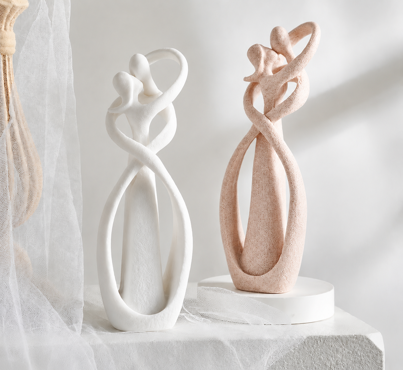 Skulptur „Ewige Umarmung“ – Abstrakt – Zeitlose Liebe