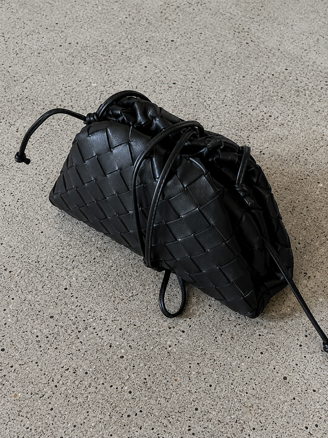 Geflochtene Beuteltasche aus Kunstleder für Alltag und Abend