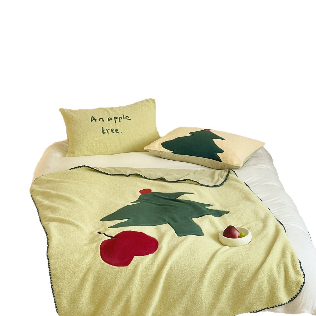 Gemütliche Fleece-Wendedecke mit appliziertem Weihnachtsbaum-Motiv