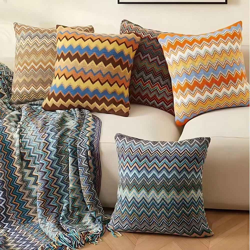 Gestrickter Boho-Kissenbezug mit Zickzackmuster