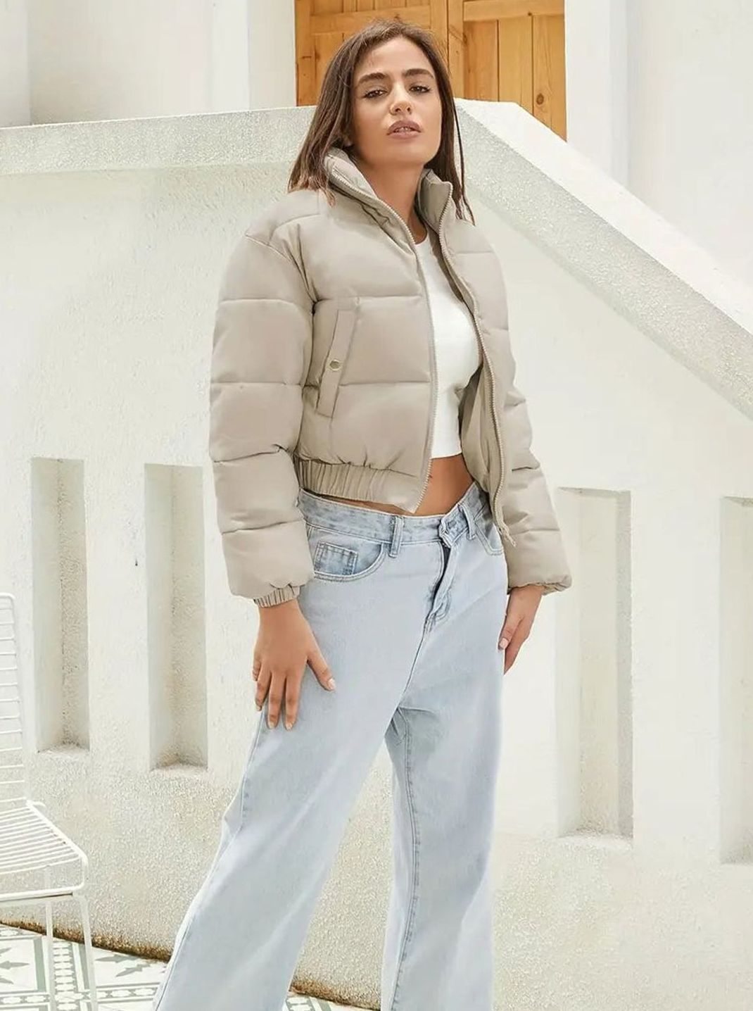 Kurze Damen-Pufferjacke mit Stehkragen und Reißverschluss