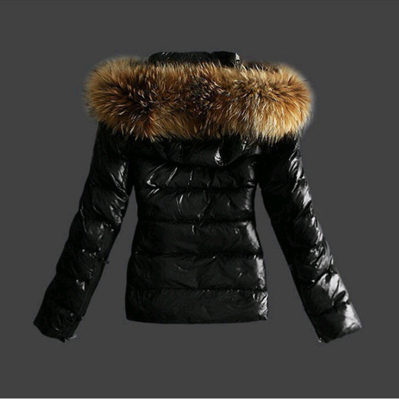 Modische schwarze Damen-Winterjacke mit Fellkragen