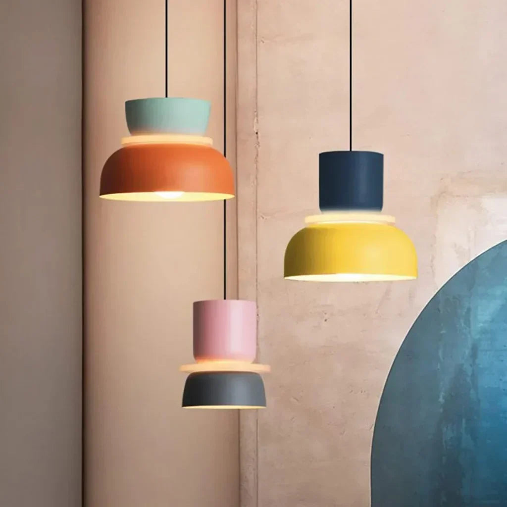 Nordische Pendelleuchte mit Color-Blocking-Akzent und Schirm in Acrylschale für Küche oder Essbereich