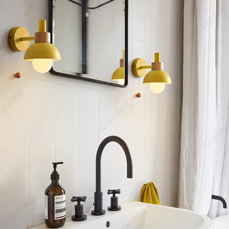 Nordische Wandleuchte mit Holzakzent | Minimalistische Leuchte mit Zugschalter