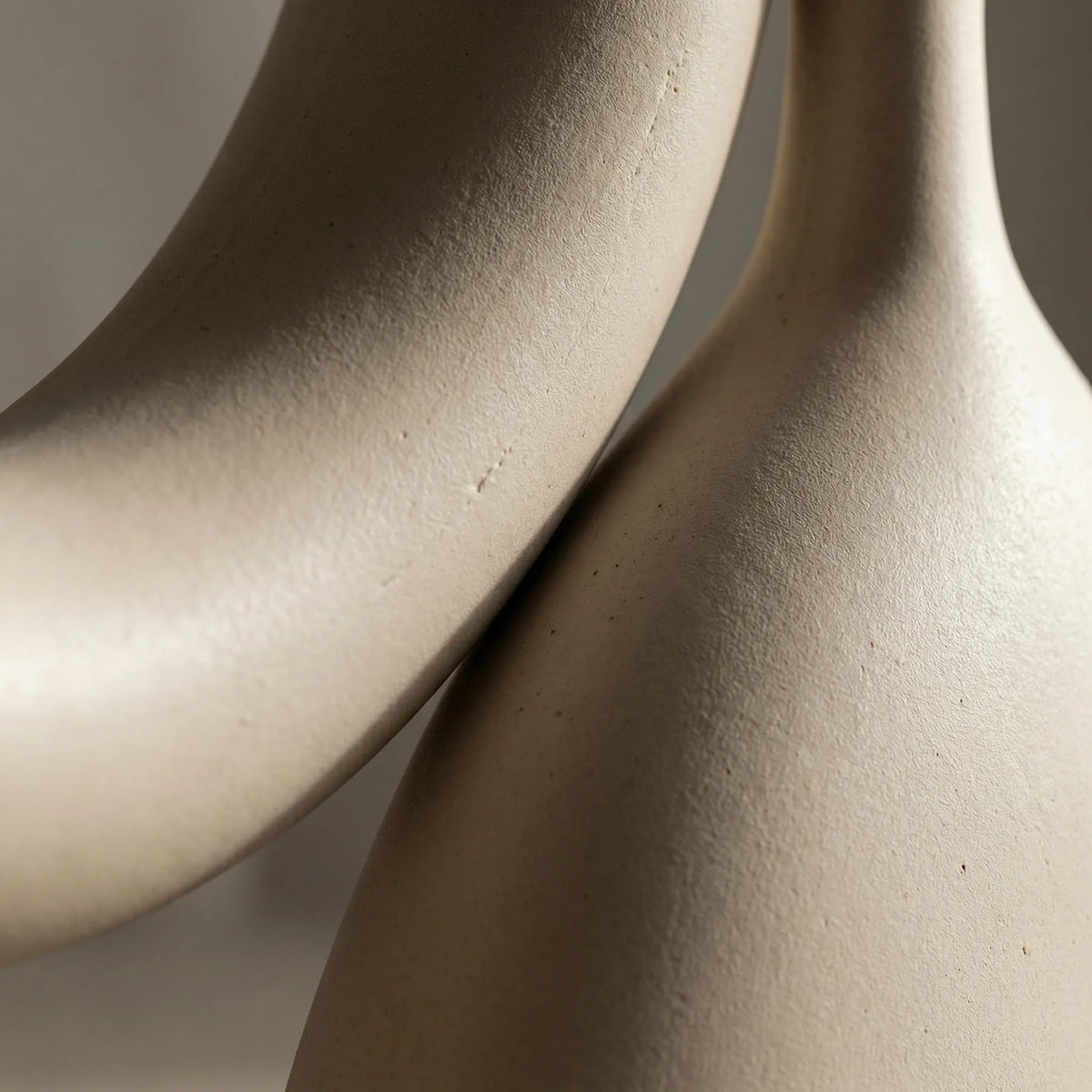 Skulpturales Vasenset in Bogenform