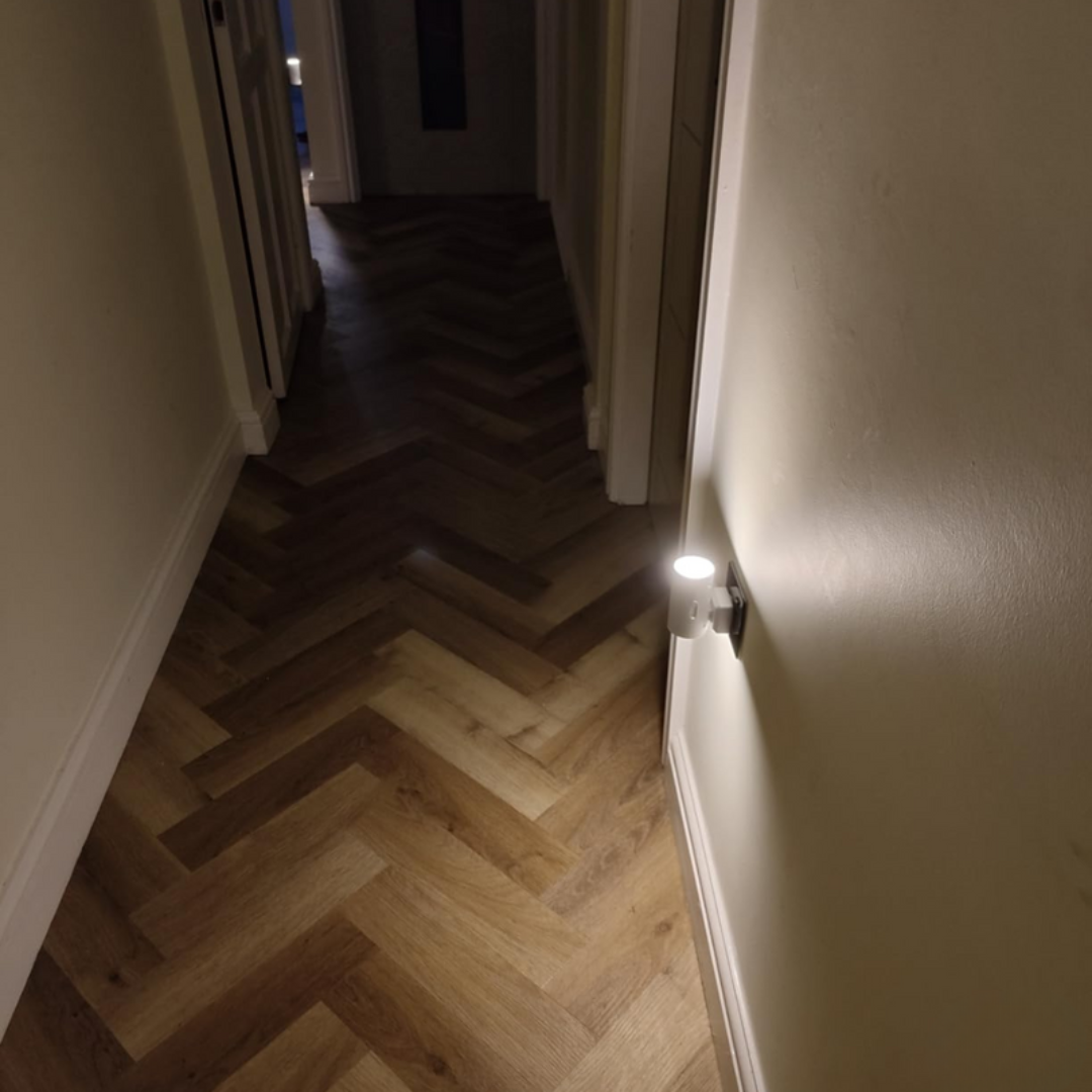 Smartes LED-Nachtlicht mit Tag-Nacht-Sensor und stufenloser Dimmung – Plug-&-Play-Lösung für das Zuhause
