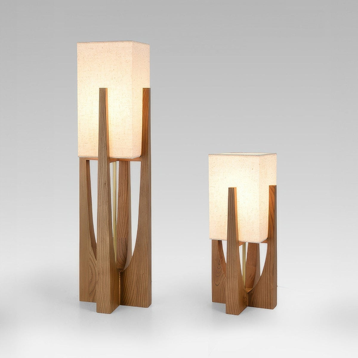 Wabi-Sabi-Stehlampe mit Stoffschirm und Holzsockel fürs Wohnzimmer