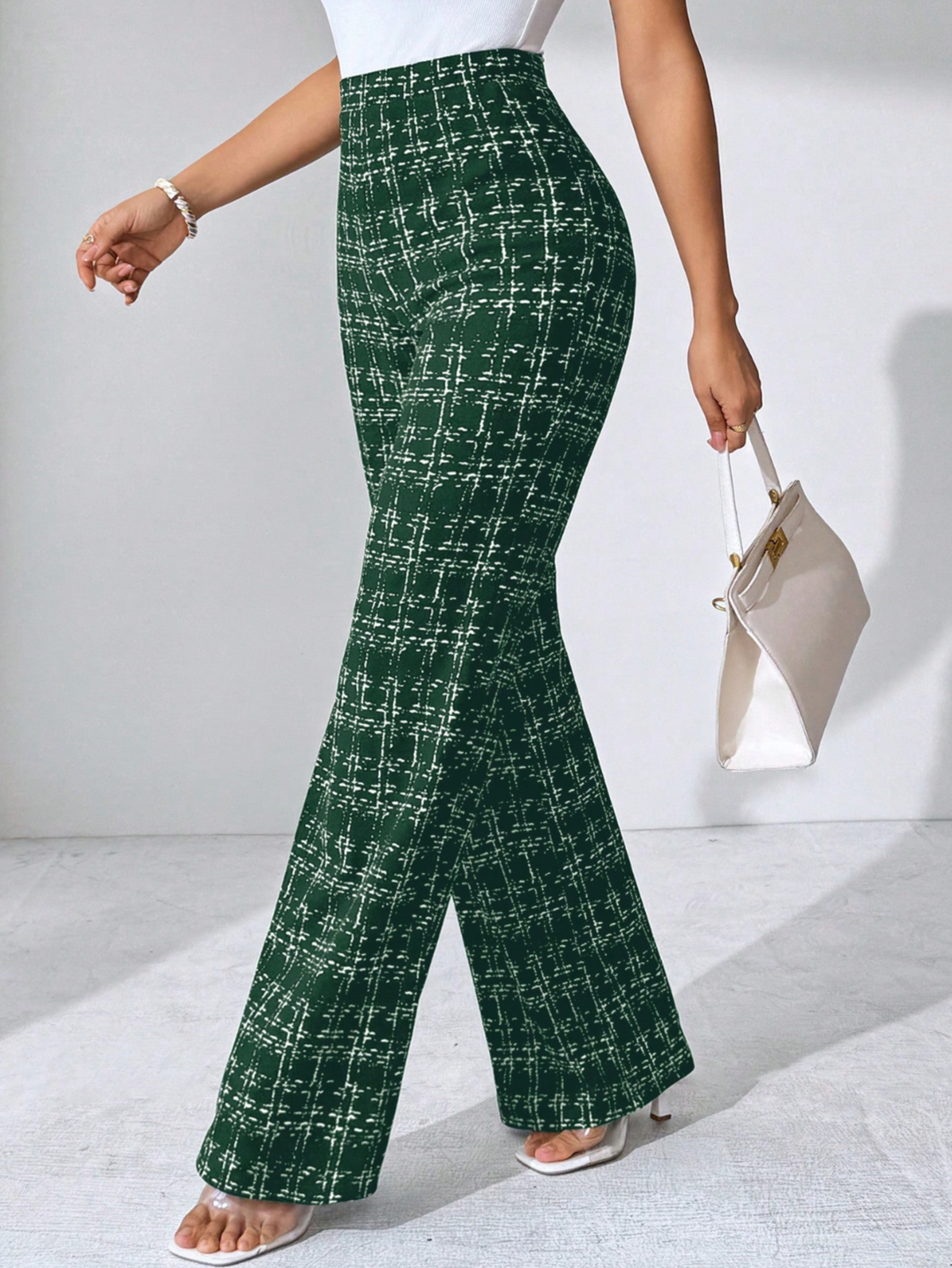 Ausgestellte Damen-Strickhose mit Karomuster und hoher Taille