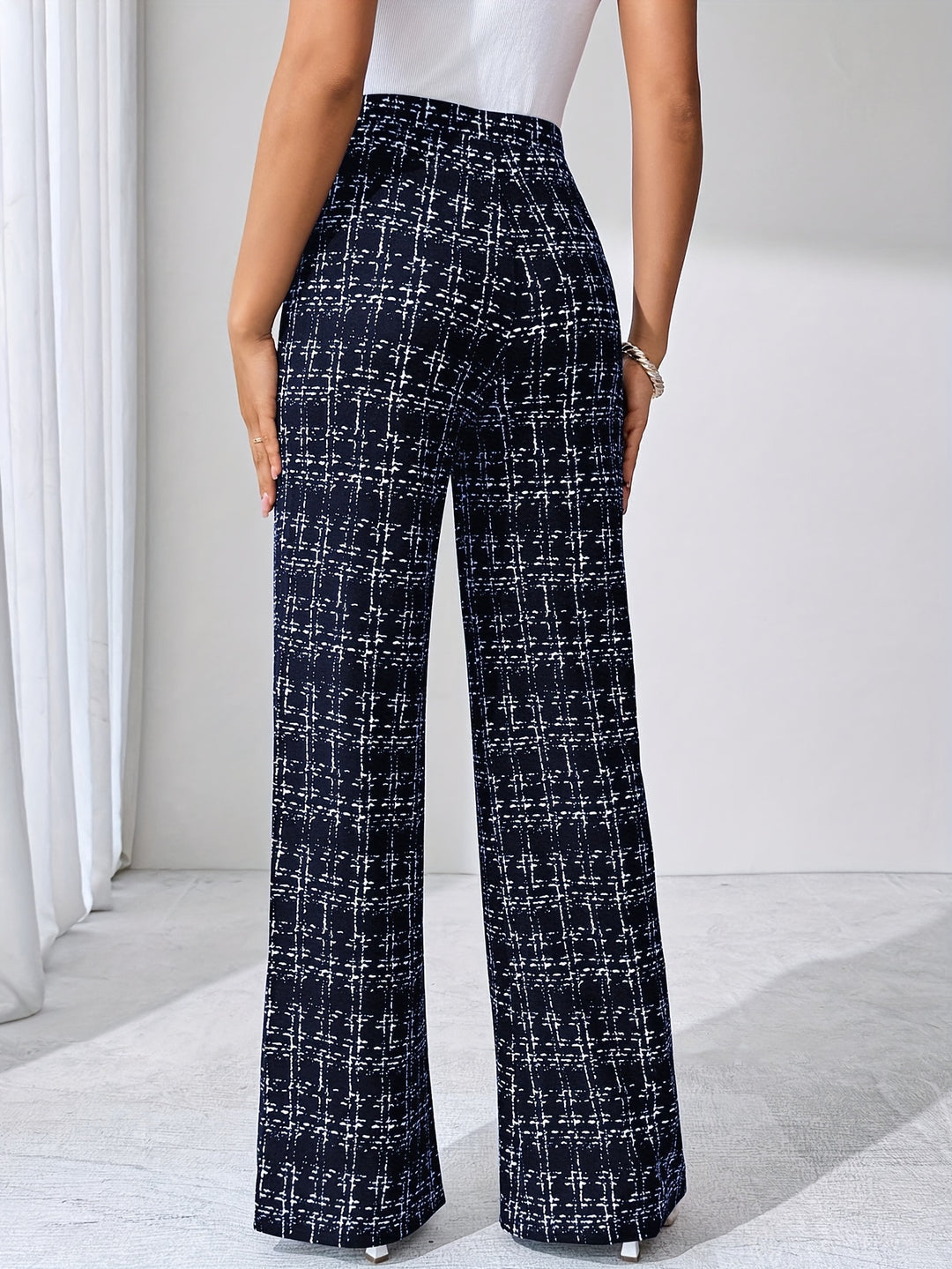 Ausgestellte Damen-Strickhose mit Karomuster und hoher Taille