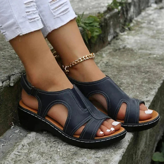 Bequeme orthopädische Sandalen mit offener Zehenpartie