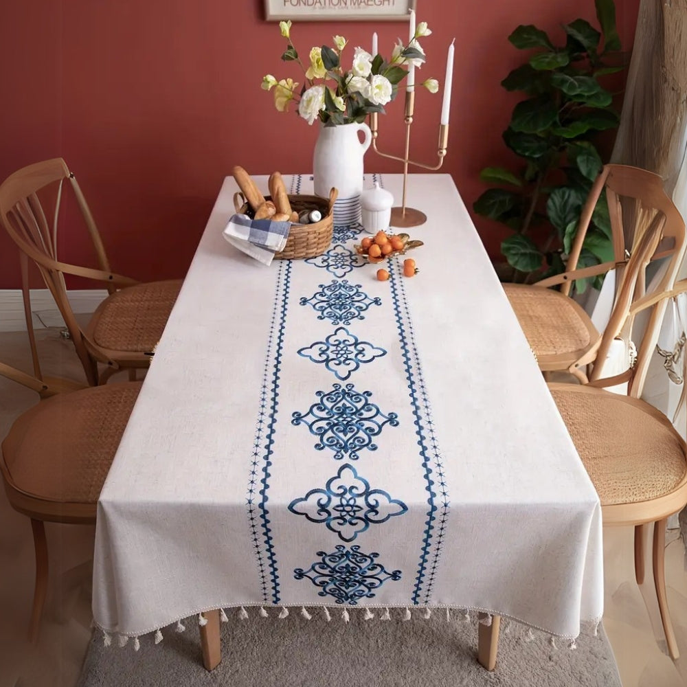 Bestickte Tischdecke