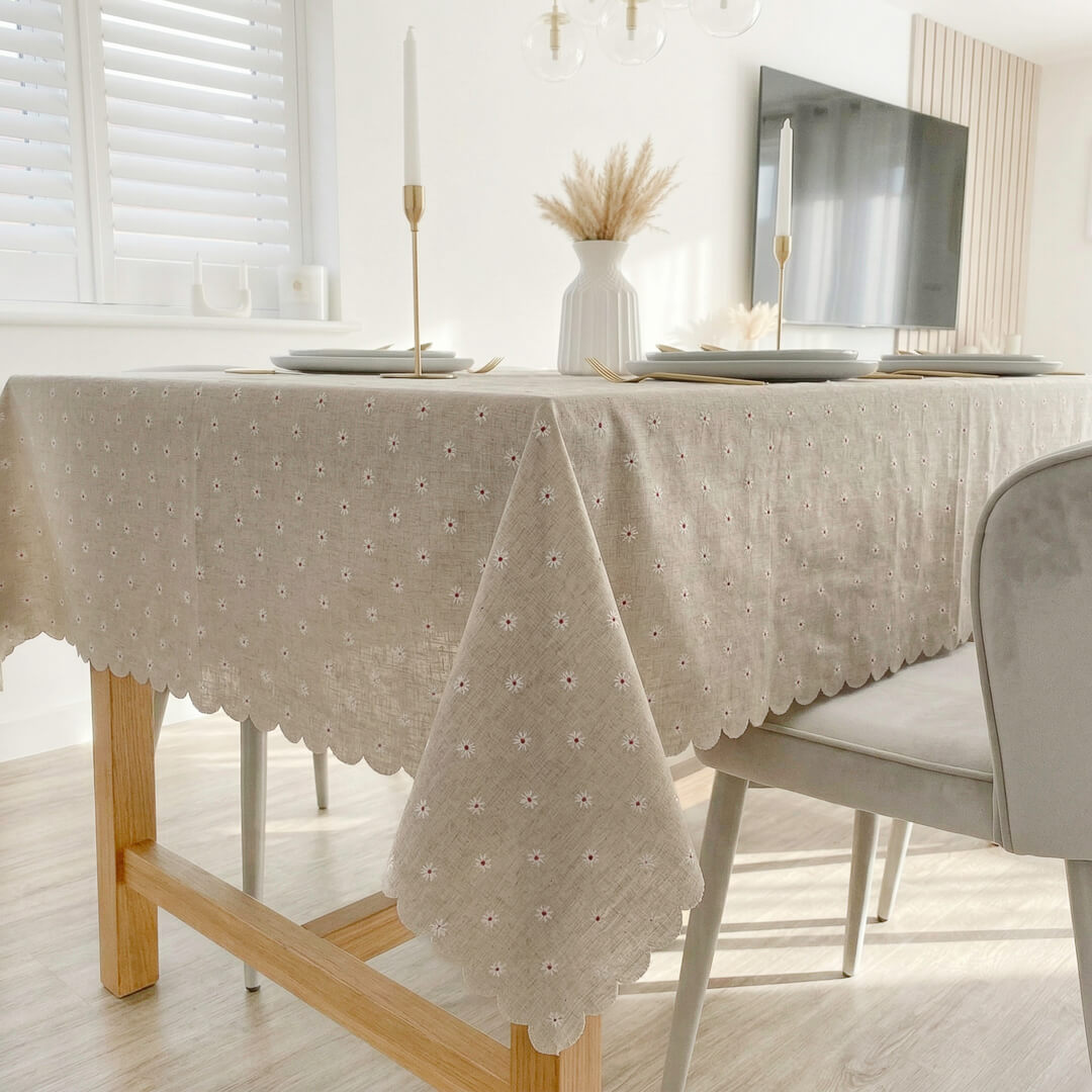 Bestickte Tischdecke mit Gänseblümchen