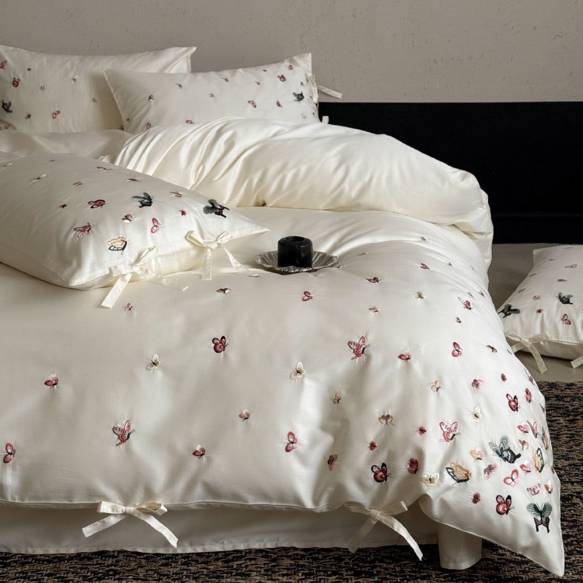 Bettwäsche-Set aus Baumwollsatin mit fein bestickten Schmetterlingen und Satinbändern