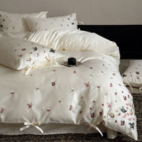 Bettwäsche-Set aus Baumwollsatin mit fein bestickten Schmetterlingen und Satinbändern