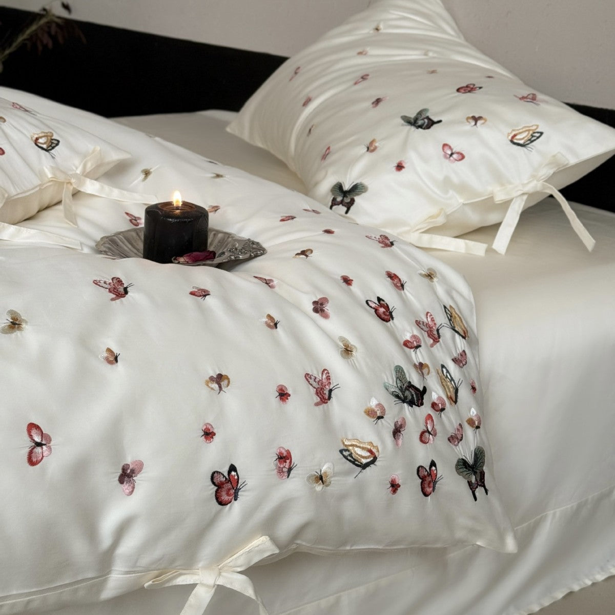 Bettwäsche-Set aus Baumwollsatin mit fein bestickten Schmetterlingen und Satinbändern