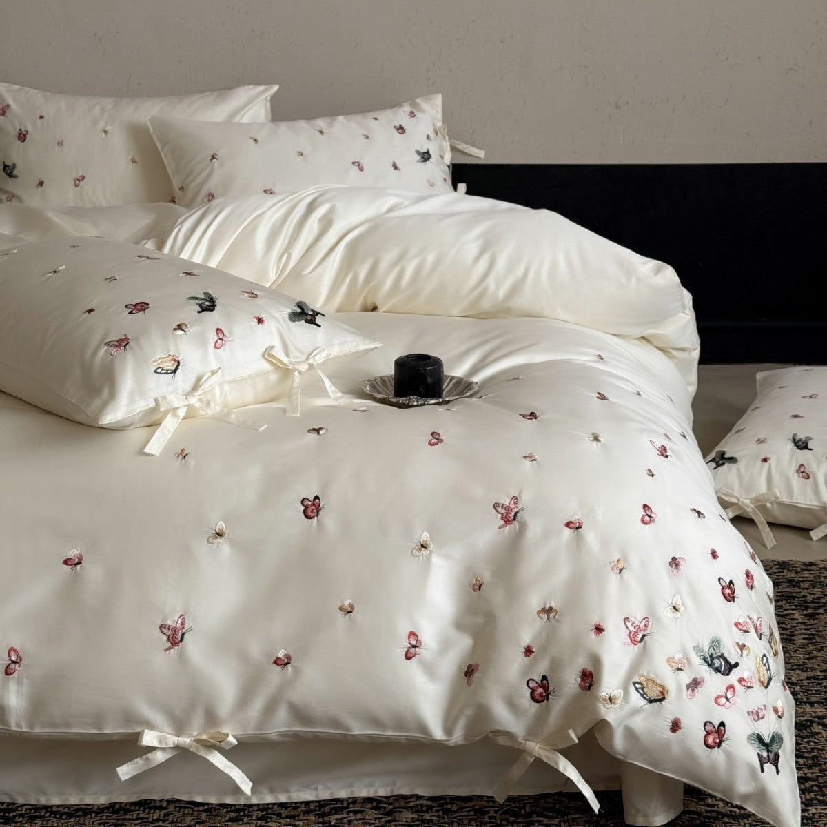Bettwäsche-Set aus Baumwollsatin mit fein bestickten Schmetterlingen und Satinbändern