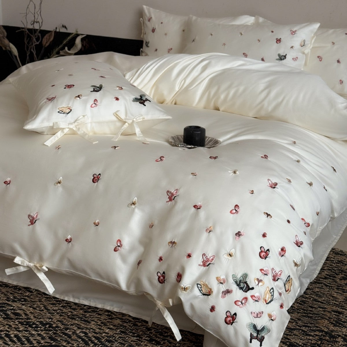 Bettwäsche-Set aus Baumwollsatin mit fein bestickten Schmetterlingen und Satinbändern