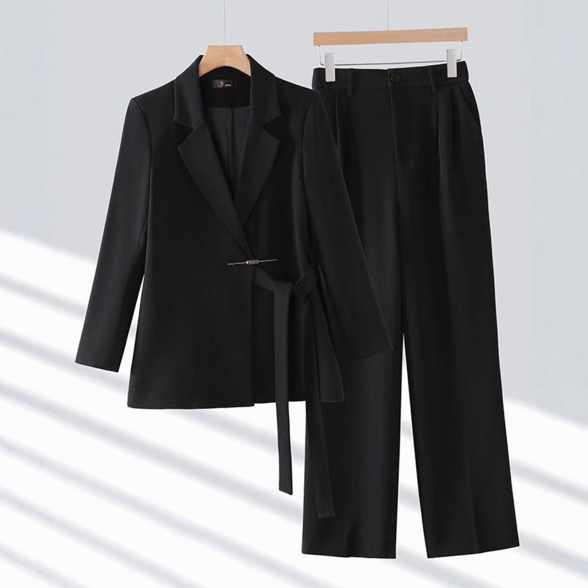 Damen-Hosenanzug mit tailliertem Bindegürtel-Blazer und Wide-Leg-Hose