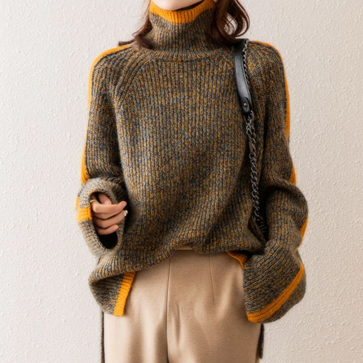 Damen-Rollkragenpullover mit gestreiften Ärmeln