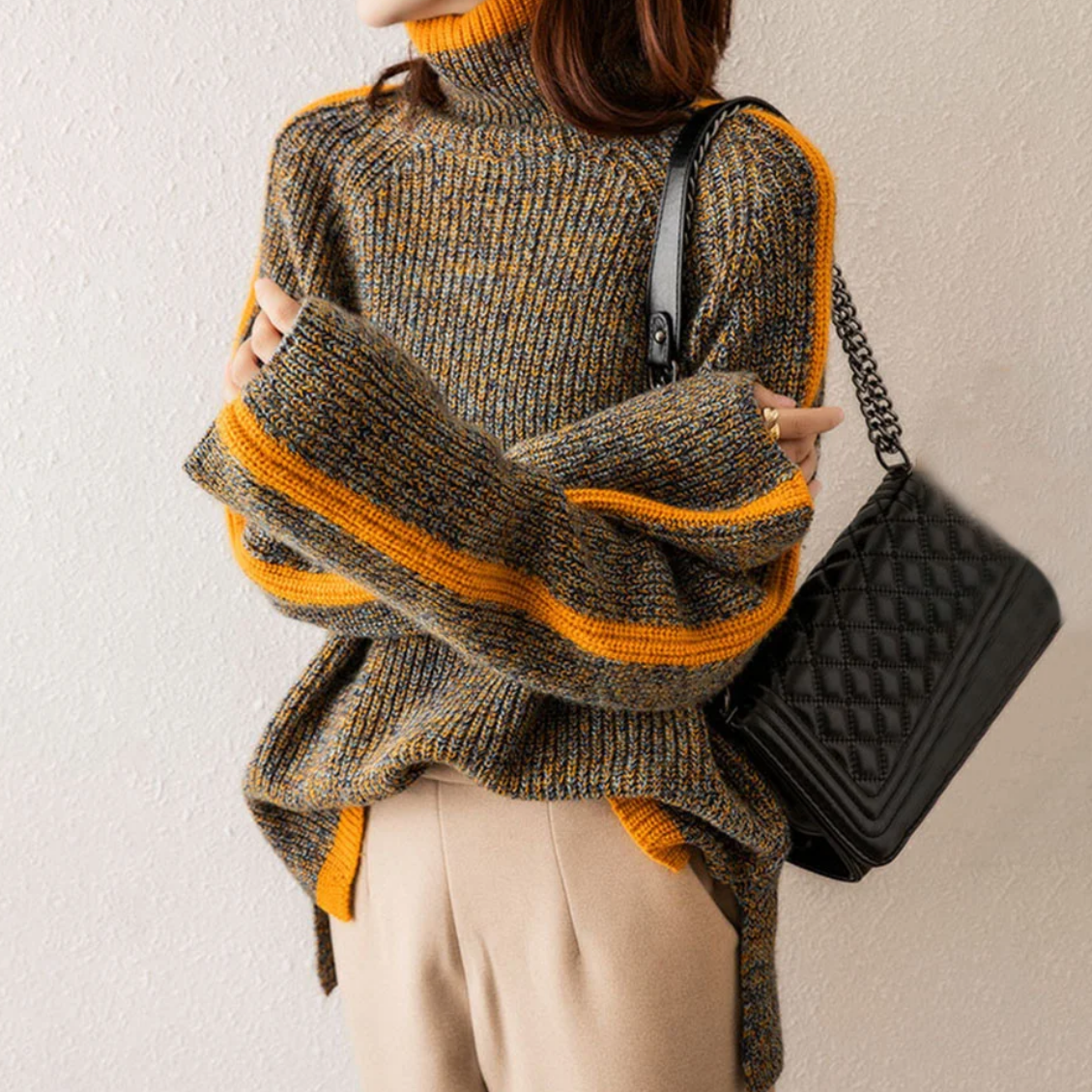 Damen-Rollkragenpullover mit gestreiften Ärmeln