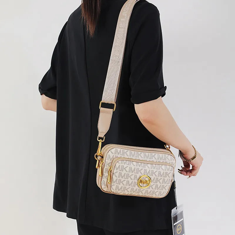 Damen-Schultertasche mit Monogramm und Kettendetail