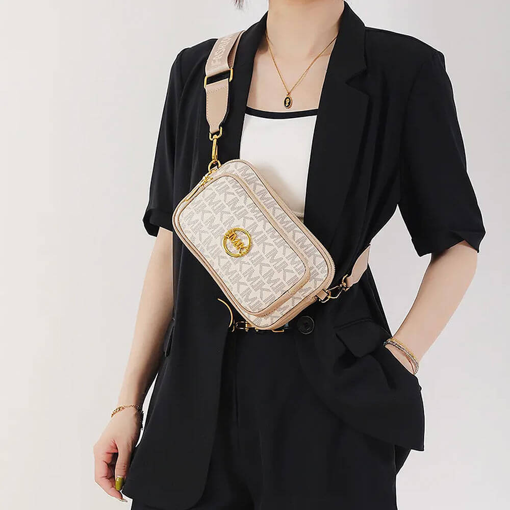 Damen-Schultertasche mit Monogramm und Kettendetail