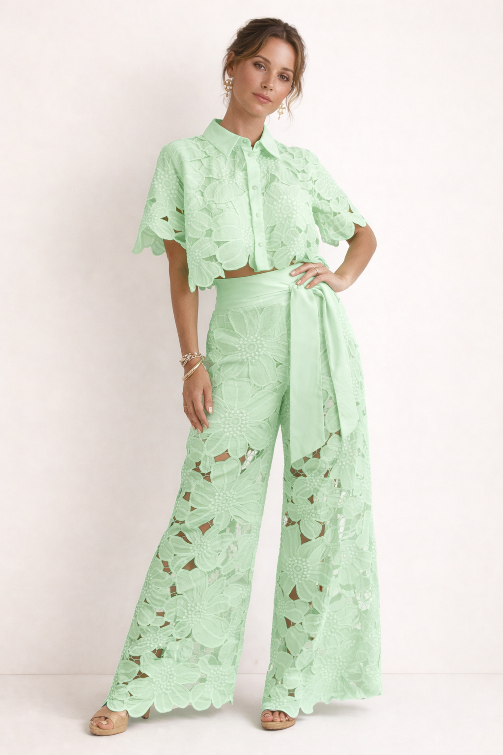 Damen-Sommerset aus Bluse und Hose mit weitem Bein und elegantem Muster
