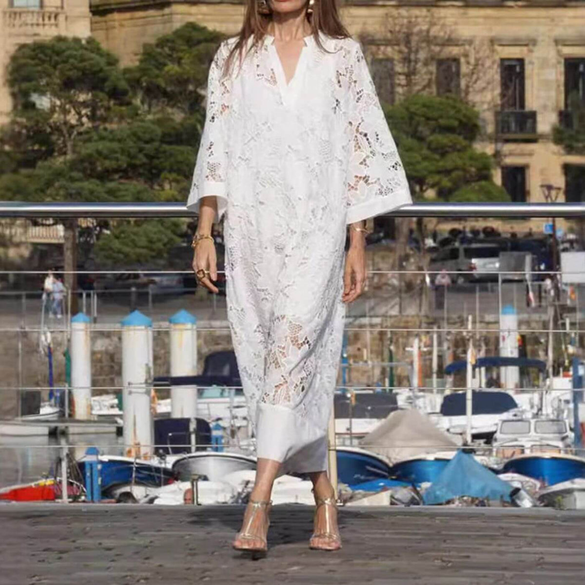 Damen-Spitzenkleid in Midilänge mit V-Ausschnitt