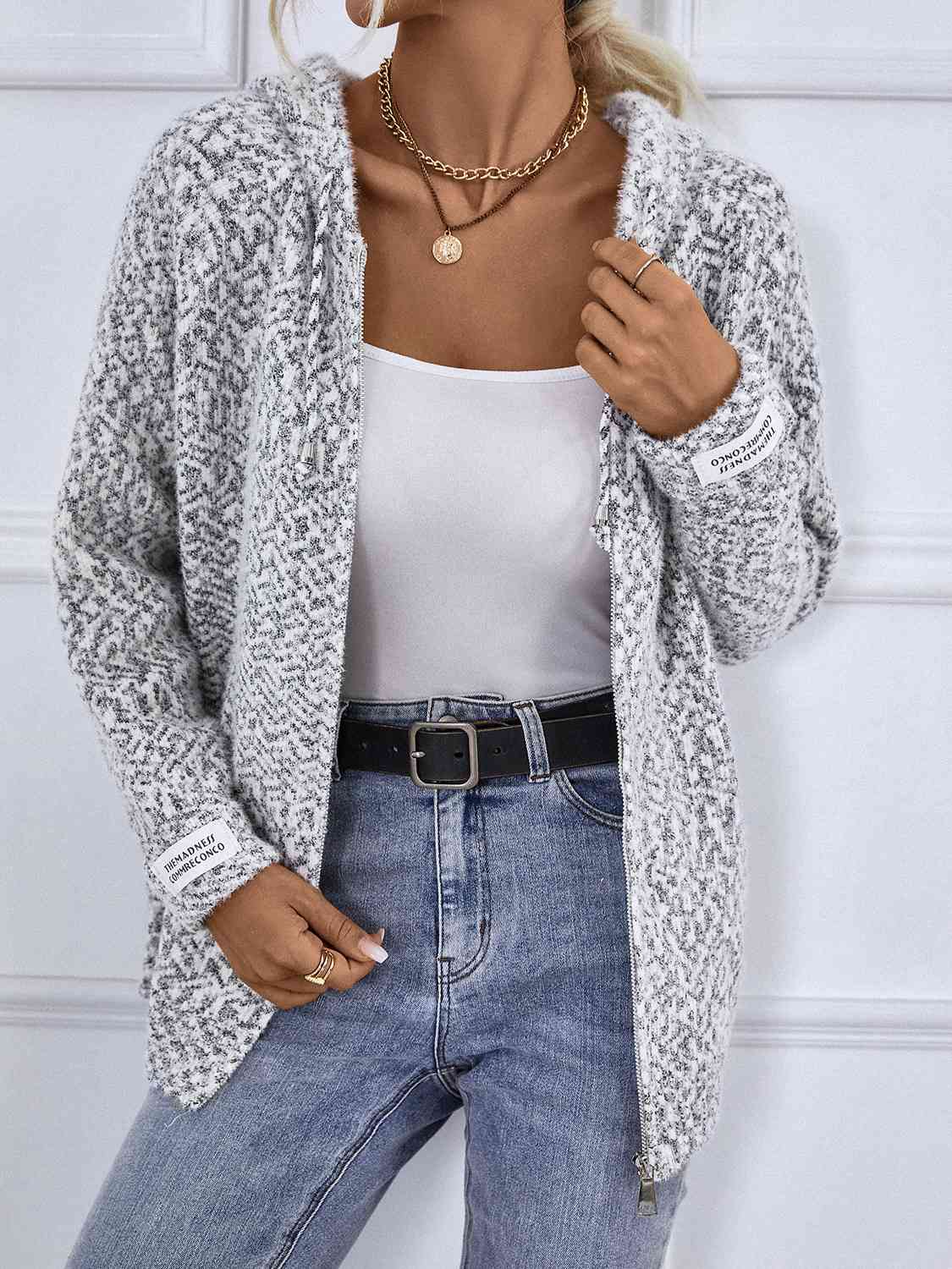 Damen-Strickjacke mit Kapuze und Vordertaschen