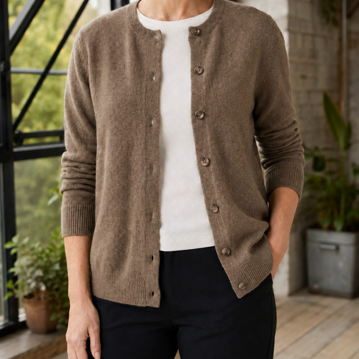 Damen-Strickjacke mit Rundhalsausschnitt und Knöpfen