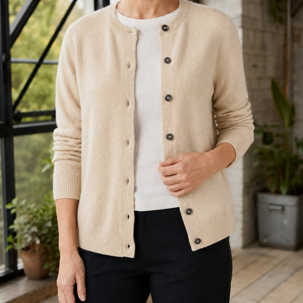 Damen-Strickjacke mit Rundhalsausschnitt und Knöpfen