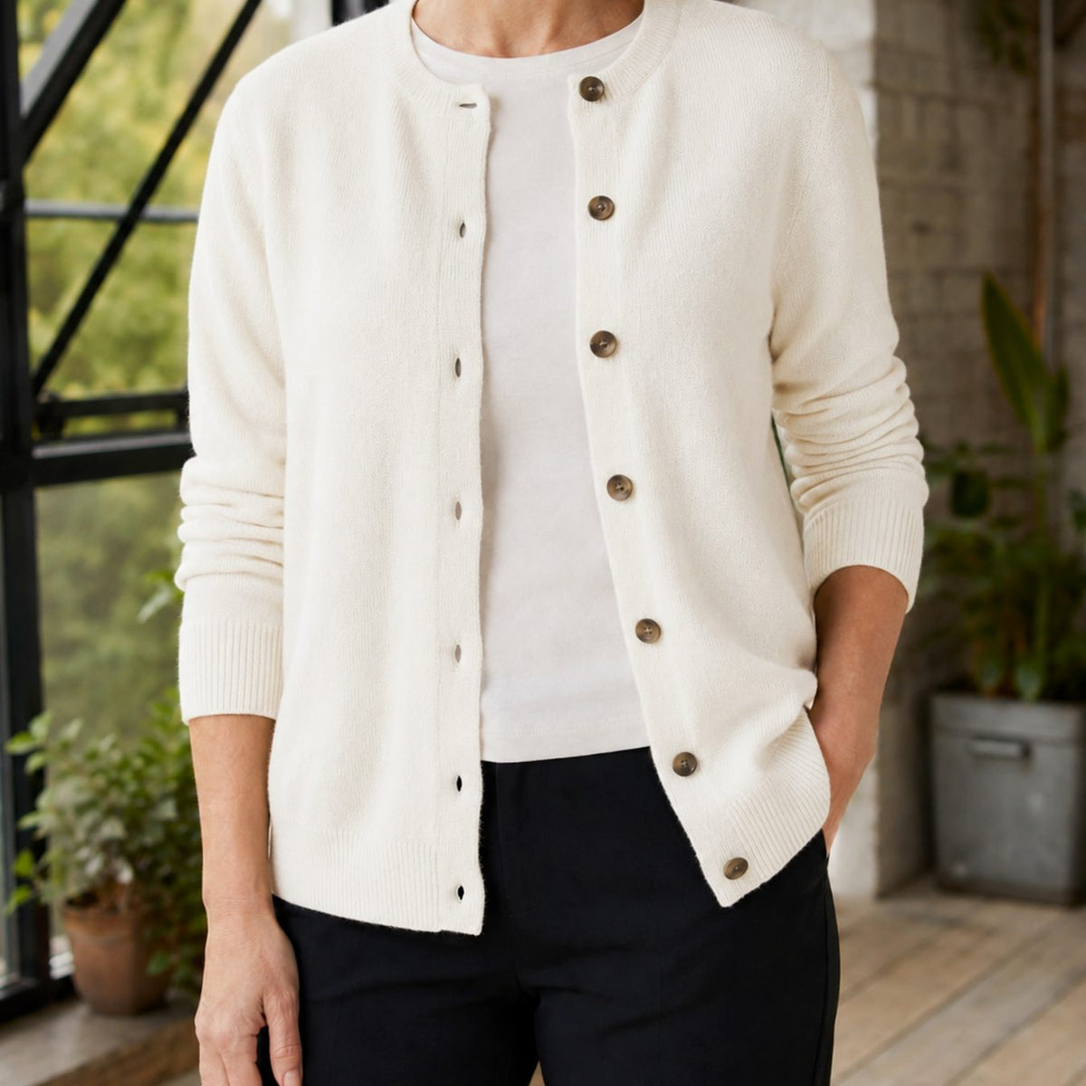 Damen-Strickjacke mit Rundhalsausschnitt und Knöpfen