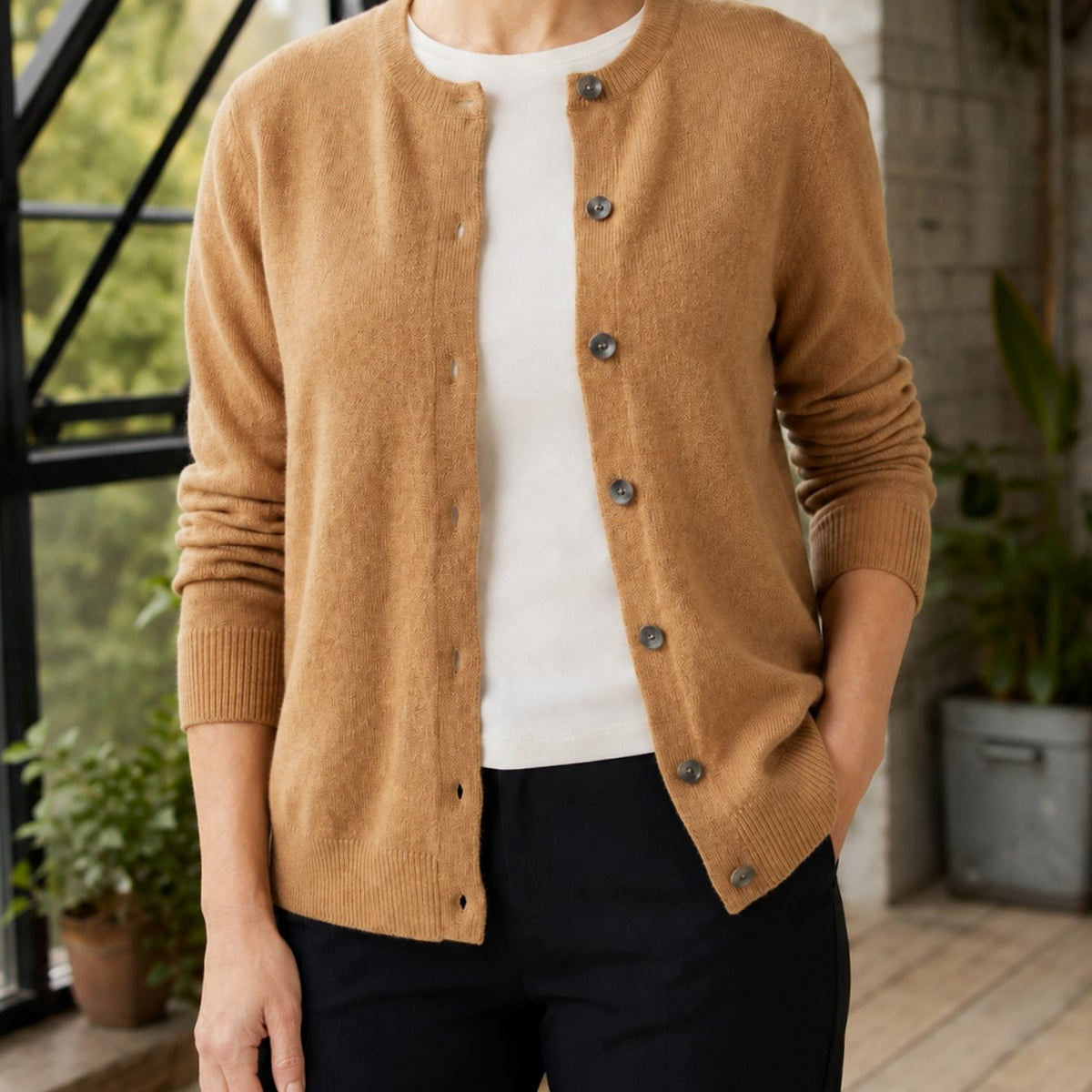 Damen-Strickjacke mit Rundhalsausschnitt und Knöpfen