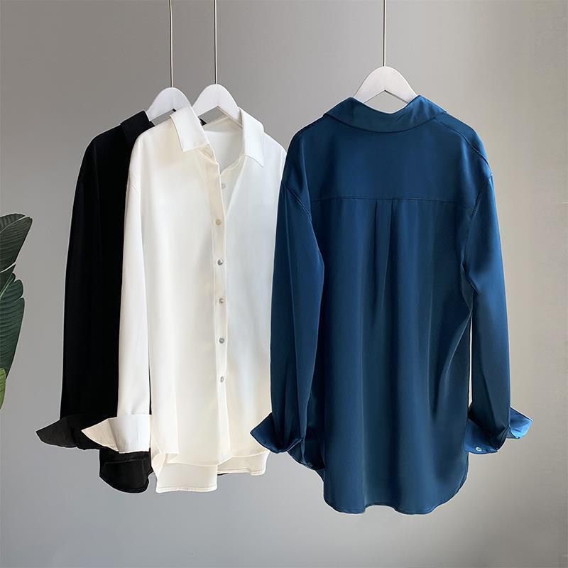Damenbluse mit langen Ärmeln und Kragen