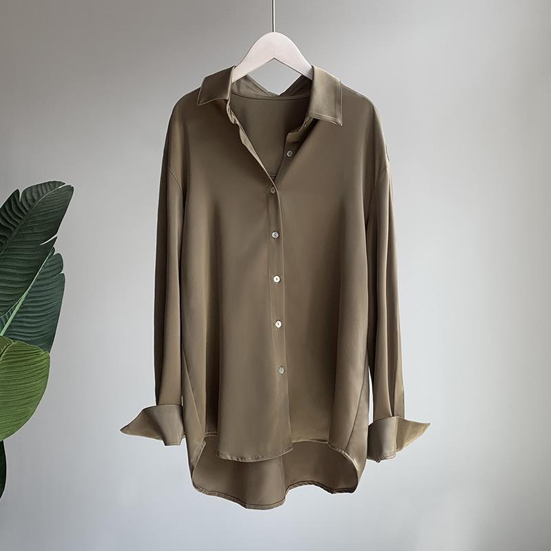 Damenbluse mit langen Ärmeln und Kragen