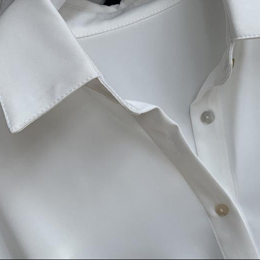 Damenbluse mit langen Ärmeln und Kragen