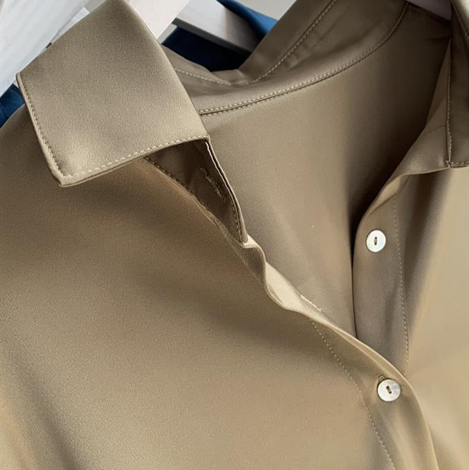 Damenbluse mit langen Ärmeln und Kragen