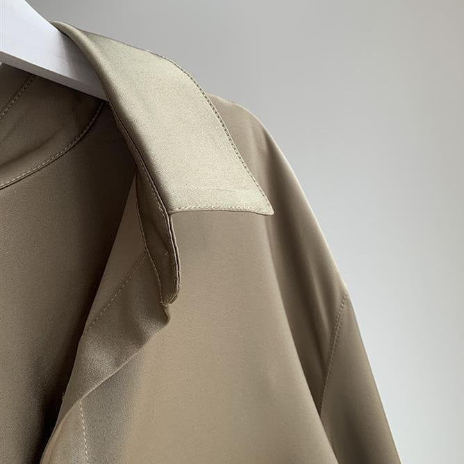 Damenbluse mit langen Ärmeln und Kragen