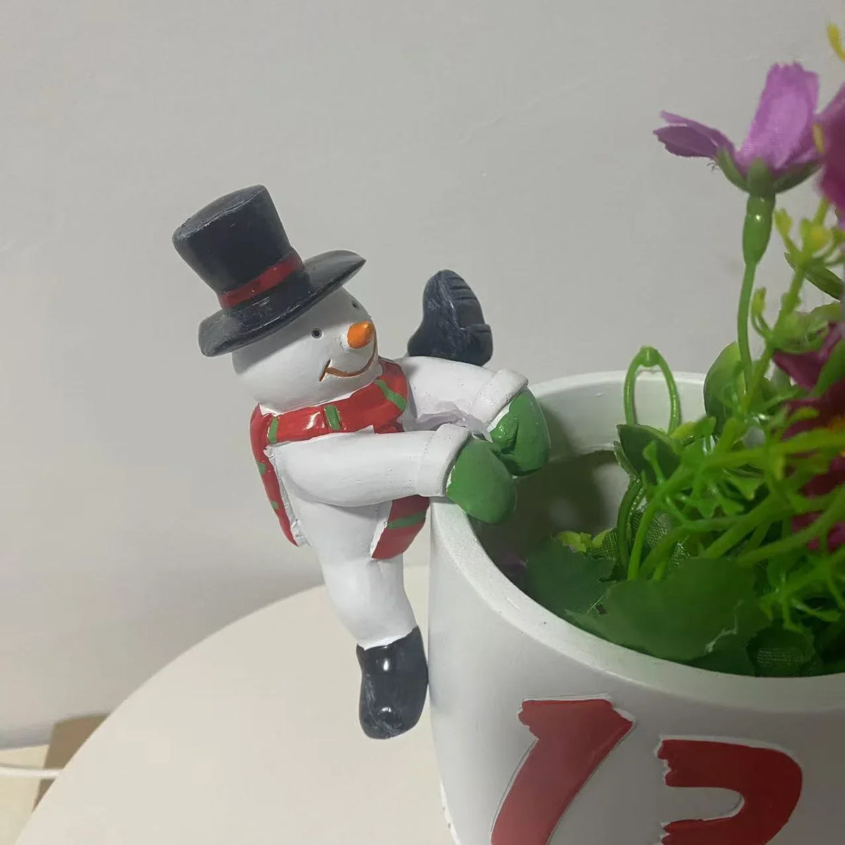 Dekorative Schneemann-Pflanzendekoration im festlichen Stil
