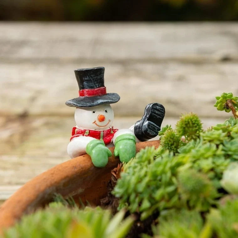 Dekorative Schneemann-Pflanzendekoration im festlichen Stil