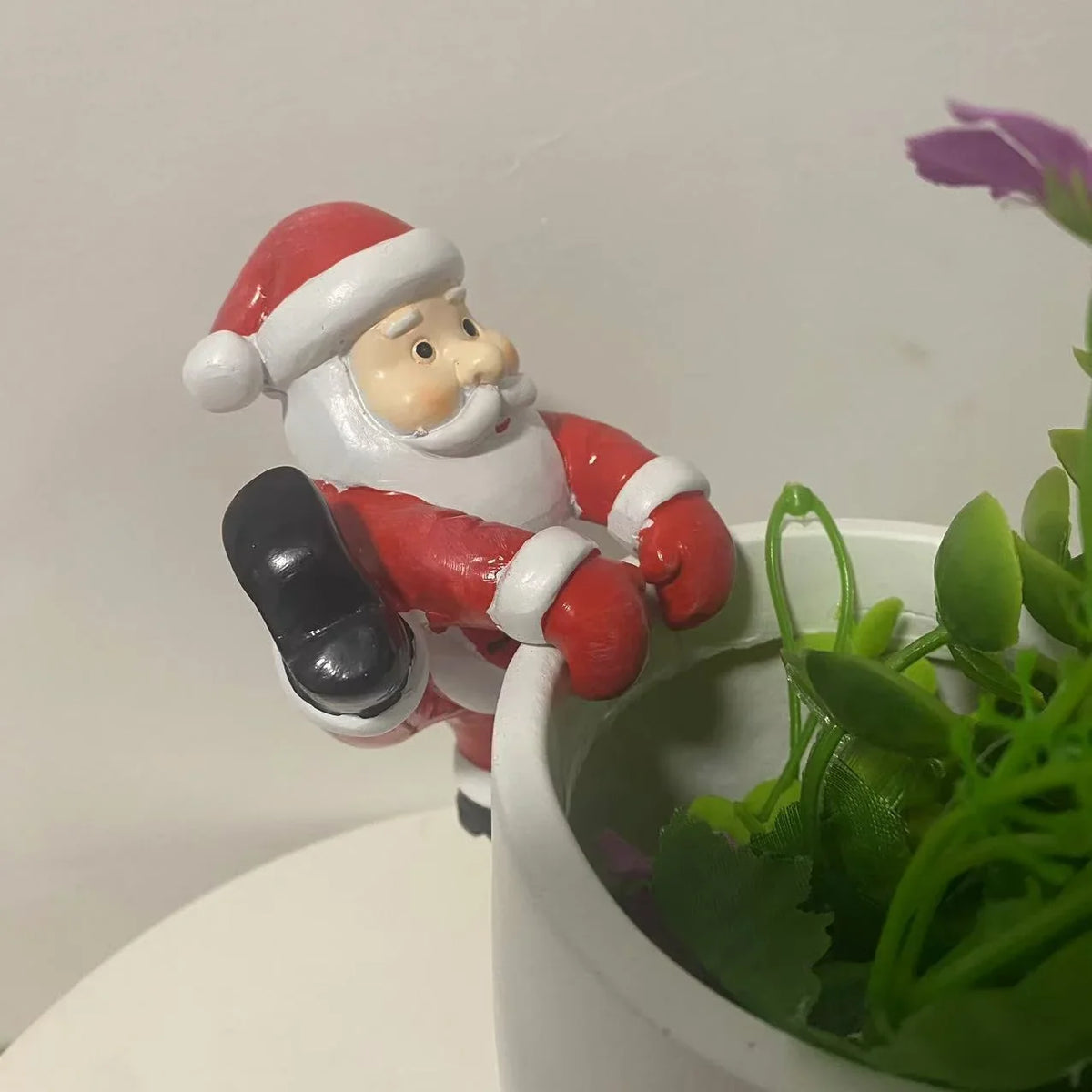 Dekorative Schneemann-Pflanzendekoration im festlichen Stil