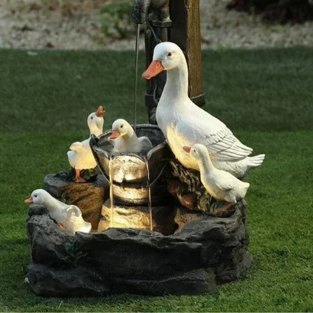 Dekorativer Solarbrunnen Ente & Eichhörnchen | Gartenfigur mit LED-Beleuchtung | Wetterfestes Kunstharz | Für Terrasse & Balkon