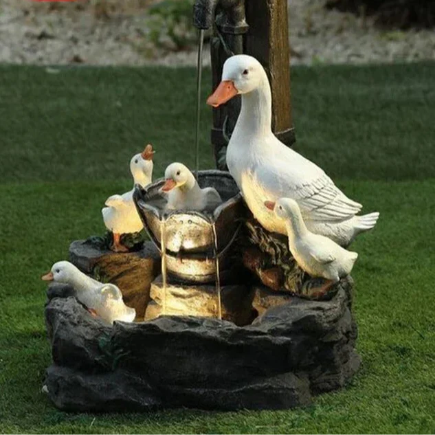 Dekorativer Solarbrunnen Ente & Eichhörnchen | Gartenfigur mit LED-Beleuchtung | Wetterfestes Kunstharz | Für Terrasse & Balkon