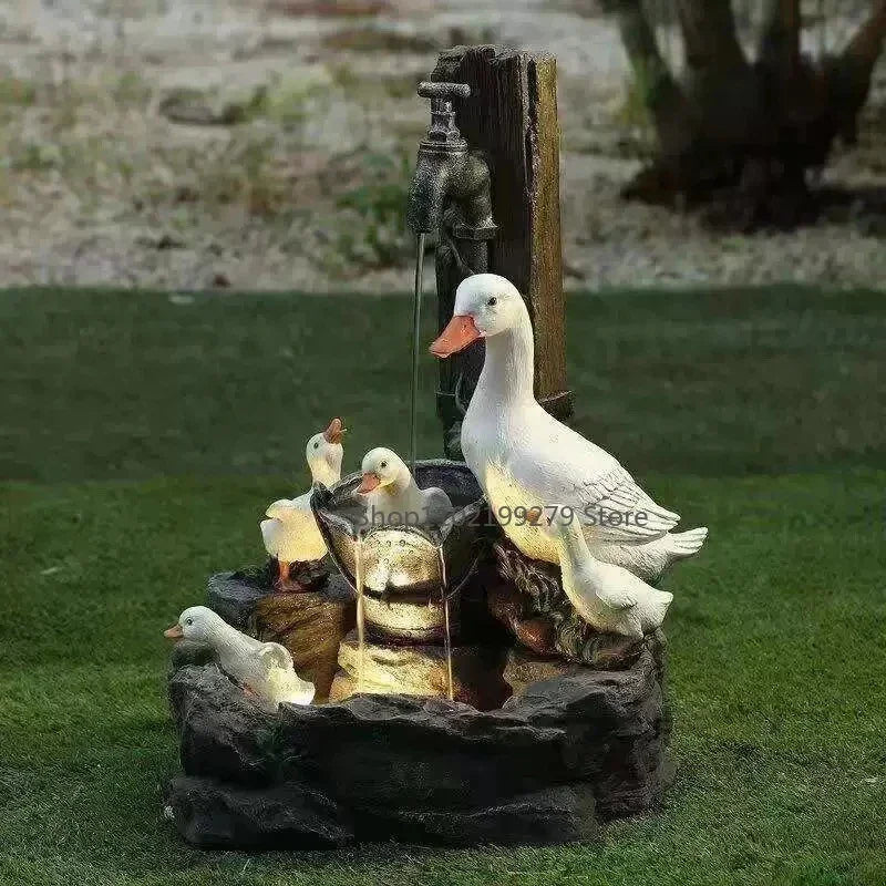 Dekorativer Solarbrunnen Ente & Eichhörnchen | Gartenfigur mit LED-Beleuchtung | Wetterfestes Kunstharz | Für Terrasse & Balkon
