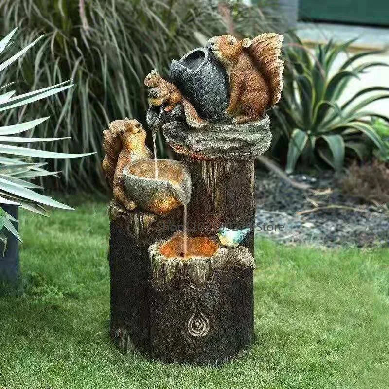 Dekorativer Solarbrunnen Ente & Eichhörnchen | Gartenfigur mit LED-Beleuchtung | Wetterfestes Kunstharz | Für Terrasse & Balkon